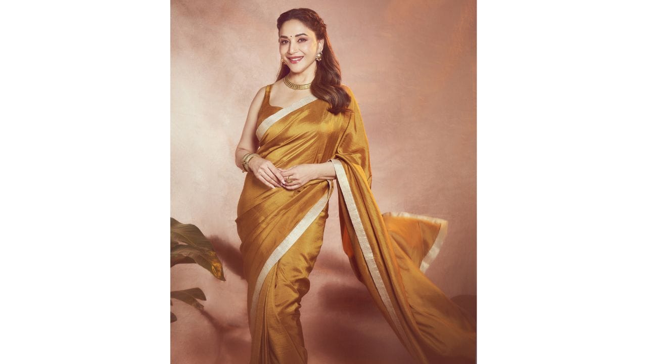 अभिनेत्रीच्या या खास लूकला पारंपरिक दागिन्यांची सुंदर जोड मिळाली आहे. गळ्यातील हार, हातातील पाटल्या आणि कपाळावरील नाजूक टिकली यांमुळे माधुरीचा संपूर्ण लूक अधिकच देखणा आणि आकर्षक दिसत आहे.