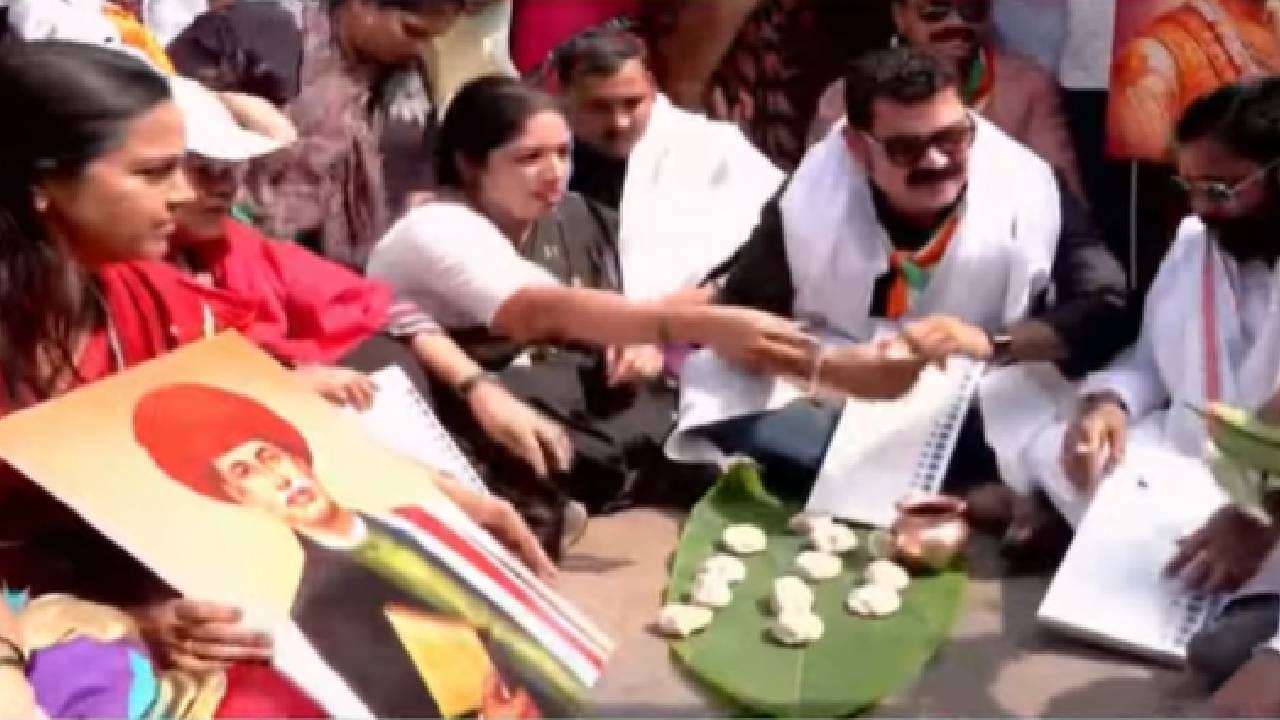 पितृपक्ष सुरु असल्यामुळे कार्यकर्त्यांनी EVM मशीनचे श्राद्ध घातले आहे. हे श्राद्ध घातलण्यासाठी अनेक कार्यकर्त्ये थेट रस्त्यावर बसले आहेत. त्यांनी श्राद्धाचे सामानही रस्त्यावर मांडले आहे आणि तेथे बसून श्राद्धाला सुरुवात केली आहे.