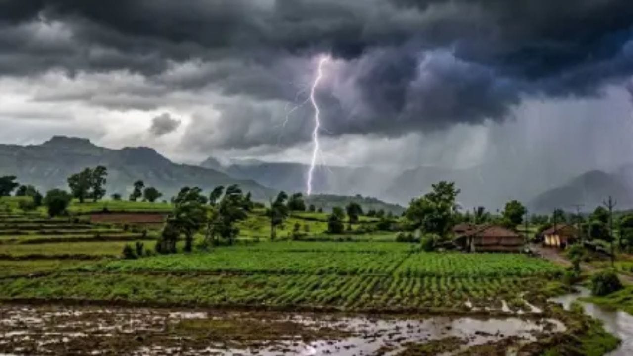भारतीय हवामान विभागाच्या विस्तारित अंदाजानुसार, 22 ते 29 ऑक्टोबरदरम्यान कोकण-गोवा आणि मध्य महाराष्ट्रातील काही भागांत पावसाचे संकेत आहेत. 29 ऑक्टोबर ते 5 नोव्हेंबर या कालावधीत दक्षिण भारतासह महाराष्ट्राच्या काही भागांत सरासरीपेक्षा अधिक पाऊस पडण्याची शक्यता व्यक्त करण्यात आली आहे. मात्र, प्रत्यक्ष पावसाचे प्रमाण आणि ठिकाण हवामान प्रणालीच्या हालचालींवर अवलंबून असल्याने पुढील अंदाज महत्त्वाचे ठरणार आहेत.