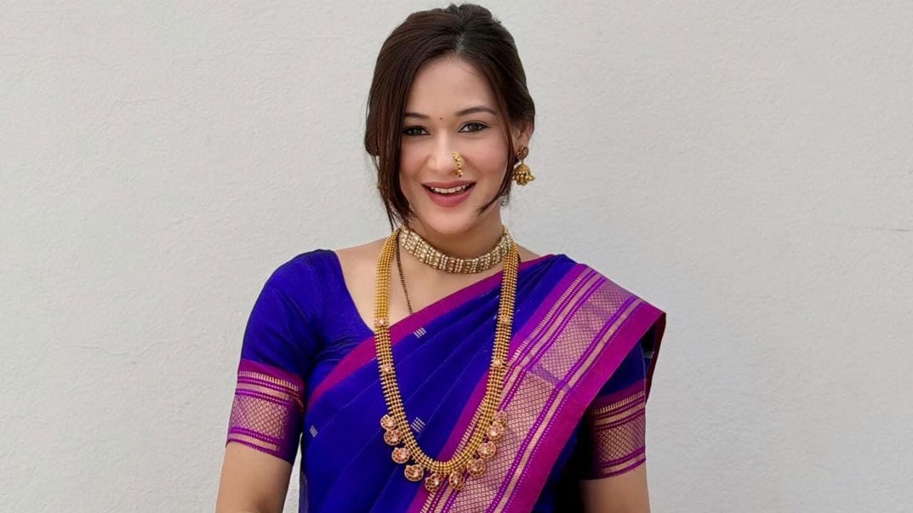 कोल्हापूरच्या महाडिक घराण्याच्या सूना नेहमीच आपल्या खास लूक आणि फोटोंमुळे चर्चेत असतात.