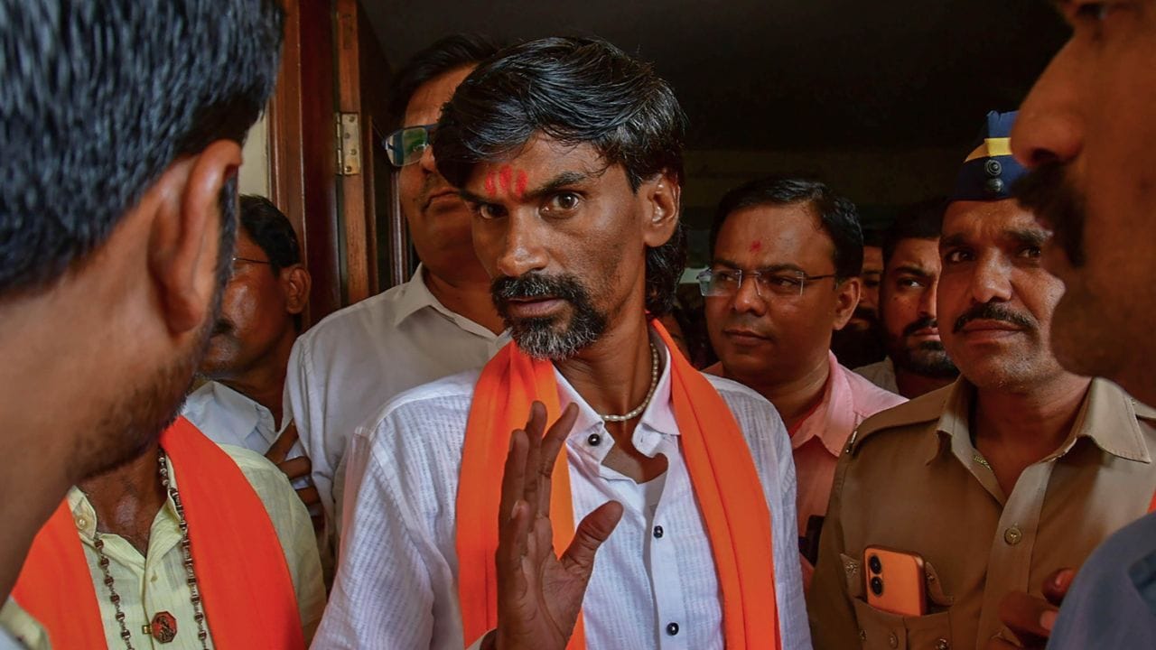 मनोज जरांगे यांना दणका, थेट महिलेच्या तक्रारीनंतर समर्थकांवर गुन्हे दाखल, रोहित पवार यांचा मोठा आरोप.. मनोज जरांगे यांना दणका, थेट महिलेच्या तक्रारीनंतर समर्थकांवर गुन्हे दाखल, रोहित पवार यांचा मोठा आरोप..