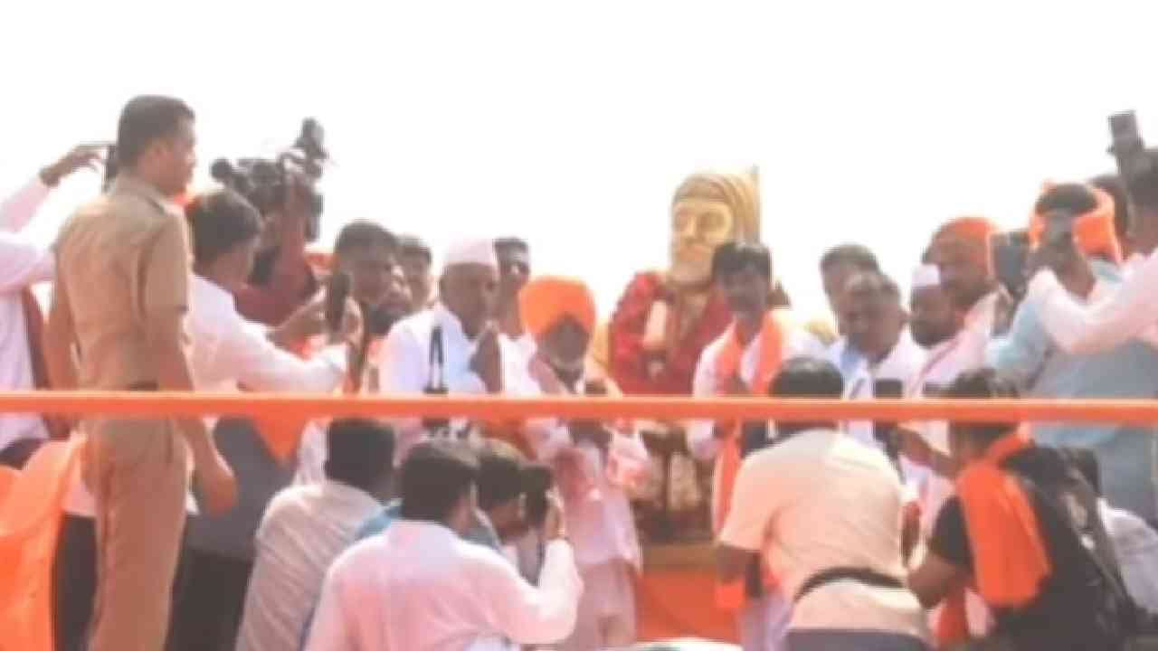 मराठा समजाने सोडलं तर जेलमध्ये जावं लागेल. आधी समाज मोठा झाला पाहिजे. समाज बरबाद झाला, तर तुम्ही आम्ही उद्धवस्त व्हायला वेळ लागणार नाही. ही झुंज कशासाठी, हा आक्रोश कशासाठी चालल आहे. समाज मोठा व्हावा म्हणून असं मनोज जरांगे पाटील बोलले.