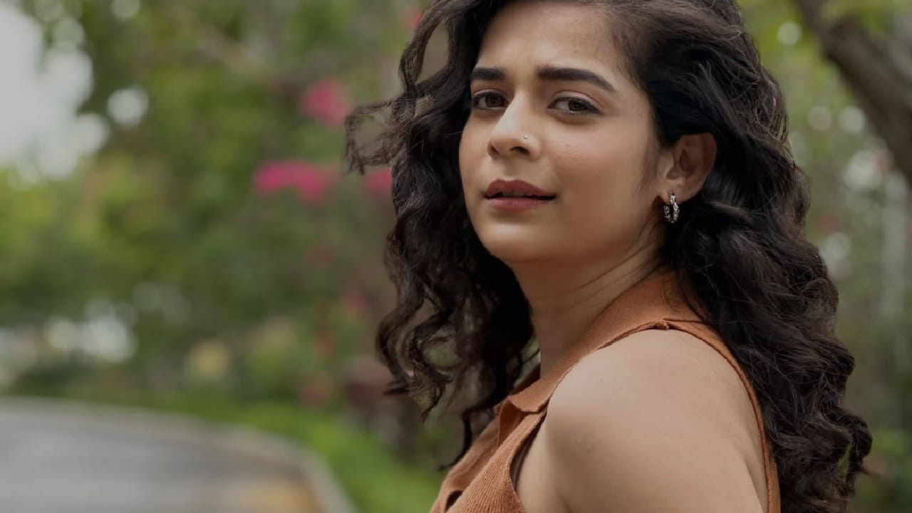 तिच्या या साध्या पण आकर्षक स्टाइलने चाहत्यांचे लक्ष वेधून घेतले आहे. सोशल मीडियावर चाहत्यांकडून तिच्या या फोटोंवर लाईक्स आणि कमेंट्सचा वर्षाव होत आहे.