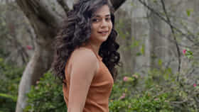यार ही किती सुंदर दिसतेय, क्रॉप टॉपमधील ही अभिनेत्री कोण? जिच्या लुकने वेधलं सर्वांचं लक्ष