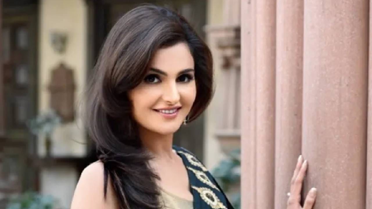 मोनिका बेदी - ‘बिग बॉस सीझन 2’मध्ये सहभागी झालेली अभिनेत्री मोनिका बेदी हिच्या आयुष्यातील कायदेशीर वादांची कहाणीही खूप गाजली होती. अंडरवर्ल्ड डॉन अबू सालेमसोबतच्या संबंधांमुळे आणि बनावट पासपोर्ट प्रकरणामुळे मोनिका बेदीला पोर्तुगालमध्ये अटक करण्यात आली होती. त्यानंतर तिचे भारतात प्रत्यार्पण करण्यात आले आणि तिला कायदेशीर कारवाईला सामोरे जावं लागलं. तुरुंगातून बाहेर आल्यानंतर मोनिका बेदीने आपल्या करिअरला पुन्हा सुरुवात करण्याचा प्रयत्न केला. याच काळात ‘बिग बॉस’ हा तिच्या पुनरागमनातील महत्त्वाचा टप्पा ठरला.