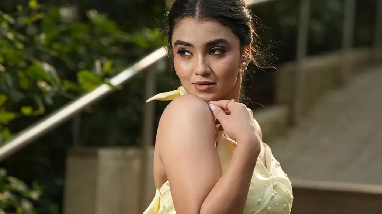 या खास सोहळ्यासाठी तिने केलेल्या सुंदर फोटोशूटची सध्या सोशल मीडियावर चर्चा रंगली आहे. या फोटोशूटसाठी मृण्मयीने फिकट पिवळ्या रंगाचा आकर्षक गाऊन परिधान केला होता.