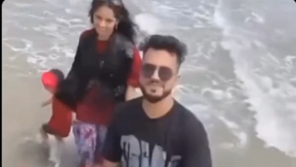 काय आई-बाप आहेत, रीलच्या नादात मुलीला लाटांमध्ये सोडून दिलं आणि स्वत: VIDEO VIRAL