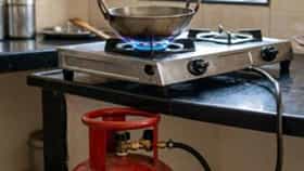 Kitchen Tips : स्वयंपाक करताना या 3 चुका करता म्हणून लवकर संपतो गॅस; सिलिंडर जास्त दिवस टिकण्यासाठी सोप्या टिप्स, जाणून घ्या