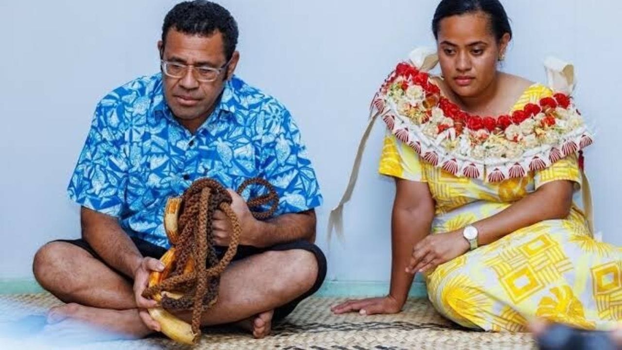 देवमाशाच्या दात देताना मोठ्या माश्याचा नव्हे तर स्पर्म देवमाश्याचा दात दिला जातो. जो मिळवण्यासाठी फार कठीण असतं. क्वचितच मेलेला देवमासा फिजीच्या किनाऱ्यालगत आढळतो. त्यामुळे हा दात मिळणं कठीण मानलं जातं.