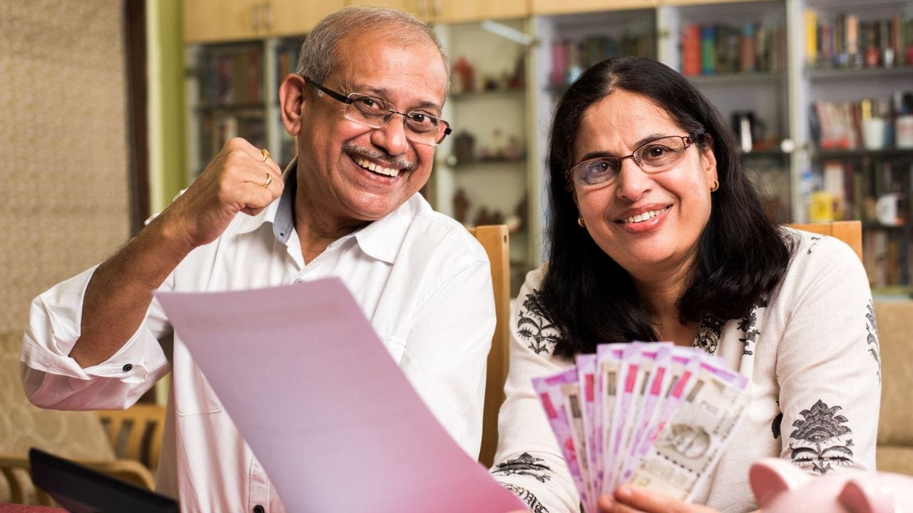 या योजनेत मिळणाऱ्या व्याज तुम्ही किती रक्कम गुंतवता यावर अवलंबून असतं : 5 लाख रुपये गुंतवल्यास दर तिमाही 10250 रुपये; 10 लाख रुपये गुंतवल्यास तर तिमाही 20500 रुपये; 15 लाख रुपये गुंतवल्यास दर तिमाही 30750 रुपये; 20 लाख रुपये गुंतवल्यास दर तिमाही 41 हजार रुपये; 25 लाख रुपये गुंतवल्यास तिमाही 51 हजार 250 रुपये ; 30 लाख रुपये गुंतवल्यास तिमाही 61 हजार पाचशे रुपये