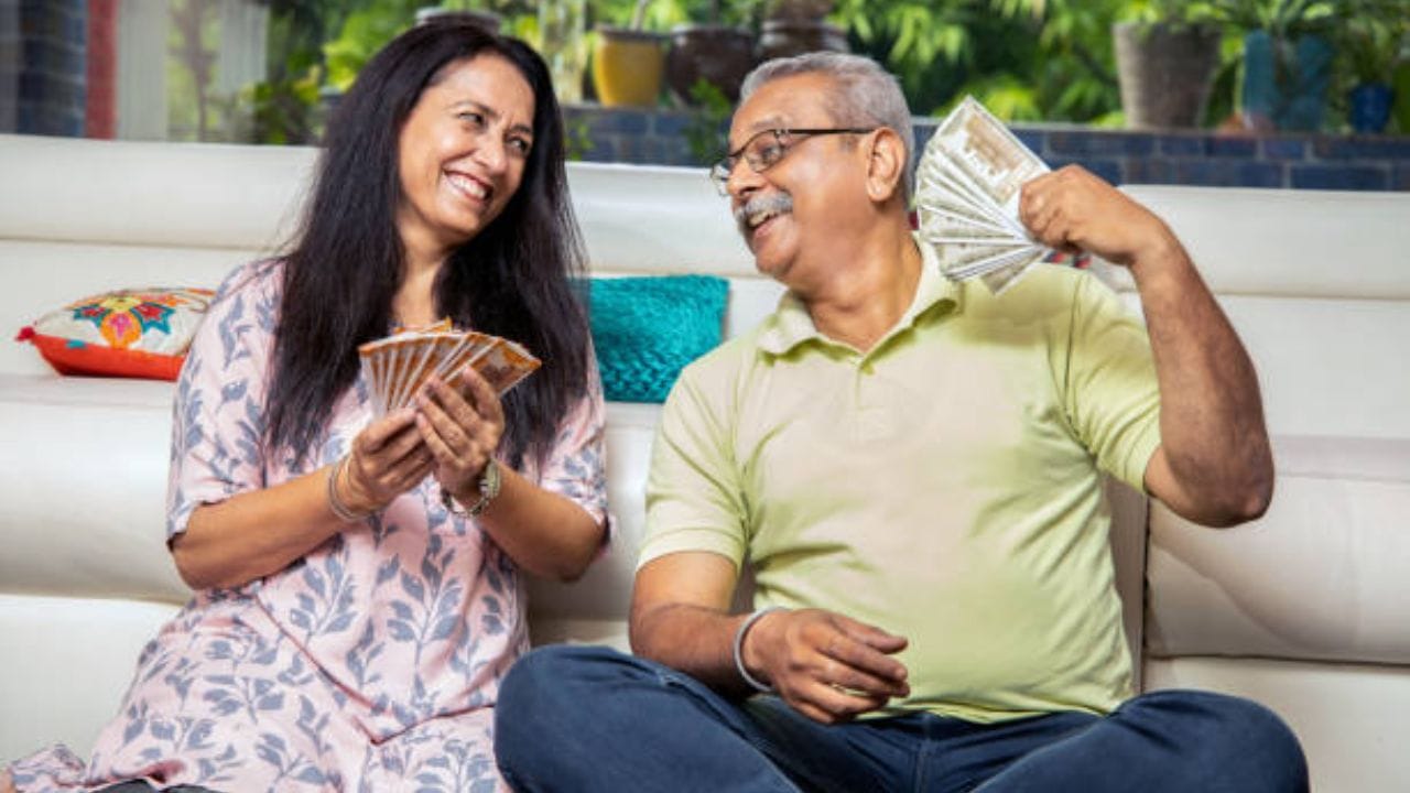 ऑक्टोबर ते डिसेंबर 2026 या तिमाही योजनेवर वार्षिक 8.2% व्याजदर लागू आहे या दराने 30 लाख रुपये गुंतवल्यास वर्षाला 2 लाख 46 हजार रुपये व्याज मिळू शकतो. हे व्याजदर 3 महिन्यांनी दिलं जातं म्हणजेच प्रत्येक ती महिला 61 हजार 500 रुपये मिळू शकतात. महिन्याच्या हिशोबाने ही रक्कम सरासरी 20,500 रुपये होते. मात्र पैसे दर महिन्याला मिळत नाहीत व्याजाचे प्रत्यक्ष भोगतात तिमाही पद्धतीने होतं.