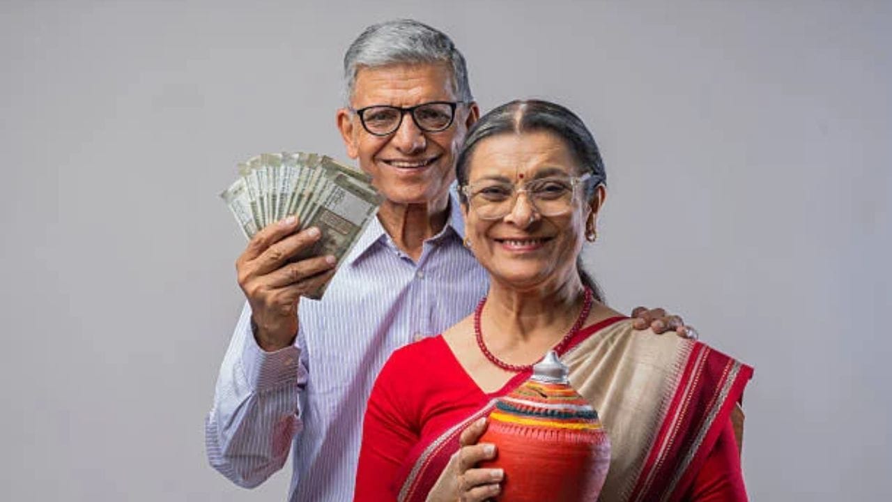 नोकरीत असताना दर महिन्याला पगार खात्यात जमा होतो. पण निवृत्तीनंतर पगार बंद झाला की घर- खर्च औषधोपचार आणि इतर गरजांसाठी पैशांचं नियोजन करणे महत्त्वाचे ठरतं. अशावेळी हातात असलेली मोठी रक्कम कुठे गुंतवावी? जेणेकरून त्यावर नियमित उत्पन्न मिळेल आणि पैशांच्या सुरक्षिततेलाही प्राधान्य देता येईल. असा प्रश्न अनेक ज्येष्ठ नागरिकांना पडतो. अशा गुंतवणुकीसाठी केंद्र सरकारची ज्येष्ठ नागरिक बचत योजना हा एक पर्याय आहे Senior Citizen Savings Scheme