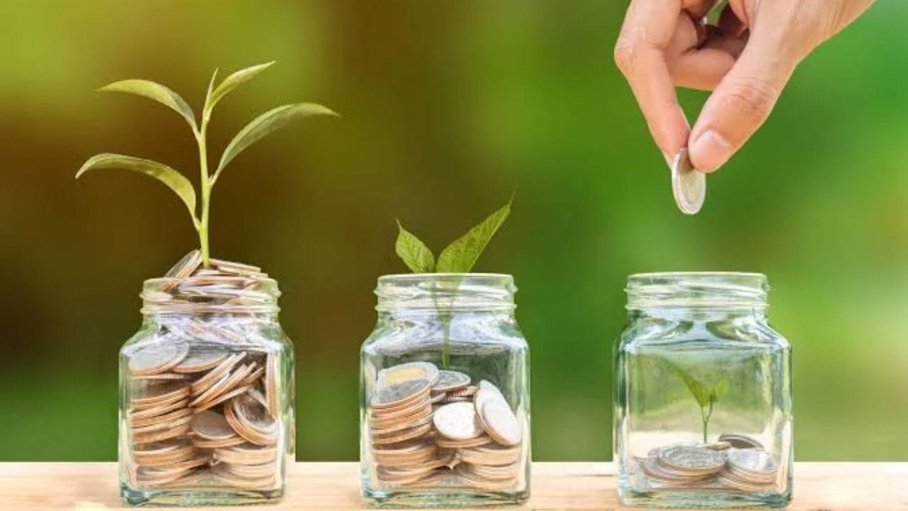 या योजनेत उत्पन्न मिळवण्यासाठी दोन पर्याय आहेत :पहिला म्हणजे गॅरंटेड इन्कम आणि दुसरा म्हणजे लाइफ इन्कम ग्राहकाला पॉलिसीच्या अटीनुसार वार्षिक सहामाही तिमाही किंवा मासिक पद्धतीने उत्पन्न घेण्याचा पर्याय मिळतो मात्र दर महिन्याला नेमकी किती रक्कम मिळाले? हे सर्वांसाठी सारखं नसतं तेव्हा भरलेला प्रेमियम पॉलिसीचा कालावधी आणि निवडलेल्या पर्यायांवर अवलंबून असतं.