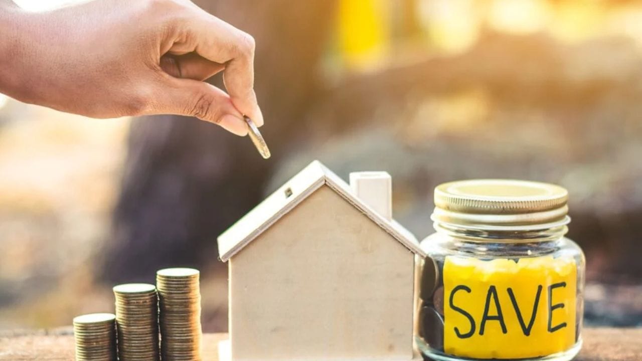 पॉलिसीच्या अटीनुसार ठरवलेले हे लाभ मिळतात. या योजनेसाठी वार्षिक प्रीमियम 50,00 रुपये आहे तर किमान विमा रक्कम 5.50 लाख रुपये आहे. प्रीमियम भरण्यासाठी 6, 7, 8 किंवा 10  वर्षांचे पर्याय उपलब्ध आहेत 
