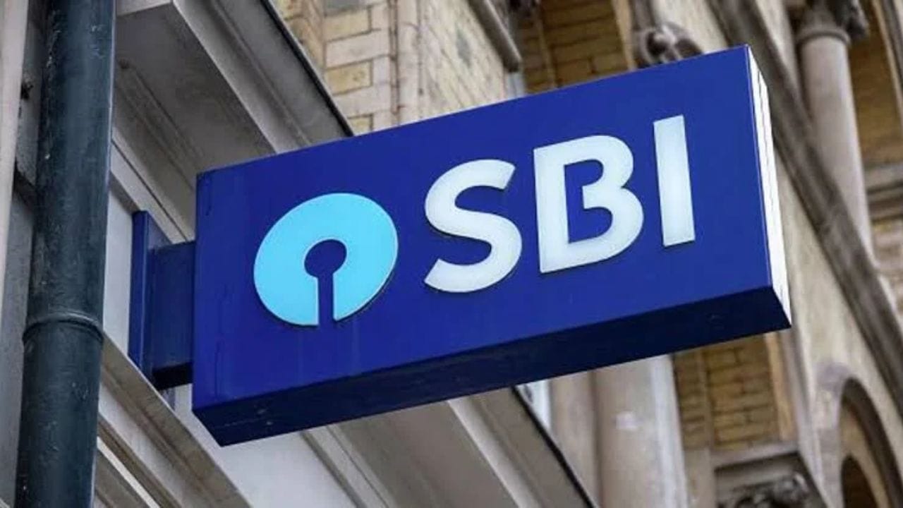 पॉलिसी घेण्यापूर्वी लक्षात ठेवा : या योजनेत नियमित उत्पन्न आणि भीमा संरक्षण मिळत असलं तरी प्रत्येकासाठी योग्य असायलाच असं नाही उत्पन्न कधी सुरू होईल? किती काय मिळाले? एकूण किती प्रीमियम भरावा लागेल? आणि मध्येच पॉलिसी बंद केल्यास काय परिणाम होतील? हे आधी तपासून घ्या. पॉलिसी खरेदी करण्यापूर्वी SBI Life's Smart Platina Plus अधिकृत माहितीपत्रक वाचून सर्व अटी तपासणी महत्त्वाचं आहे