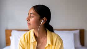 Earbuds Settings : एका इयरबडमधून आवाज कमी येतोय? आधी ही सेटिंग बदलून पाहा