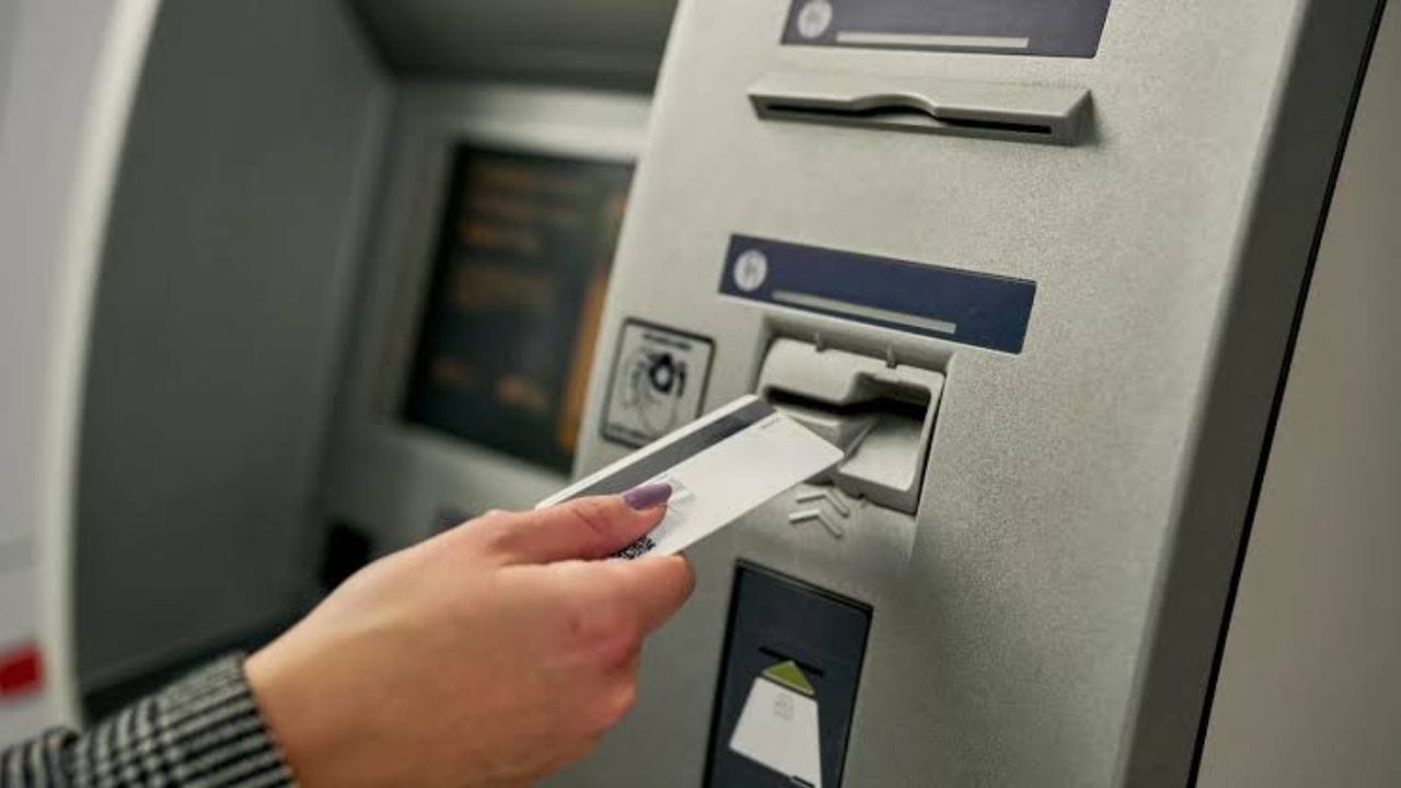 ATM मधूनही करता येतो नंबर : काही बँका ATM मधून नोंदणीकृत मोबाईल नंबर बदलण्याची मुभा देतात. यासाठी बँकेच्या ATM मध्ये डेबिट कार्ड वापरून लॉगिन करावं लागतं. त्यानंतर सर्व्हिसेस किंवा मोबाईल नंबर रजिस्ट्रेशन सारखा पर्याय उपलब्ध असतो.