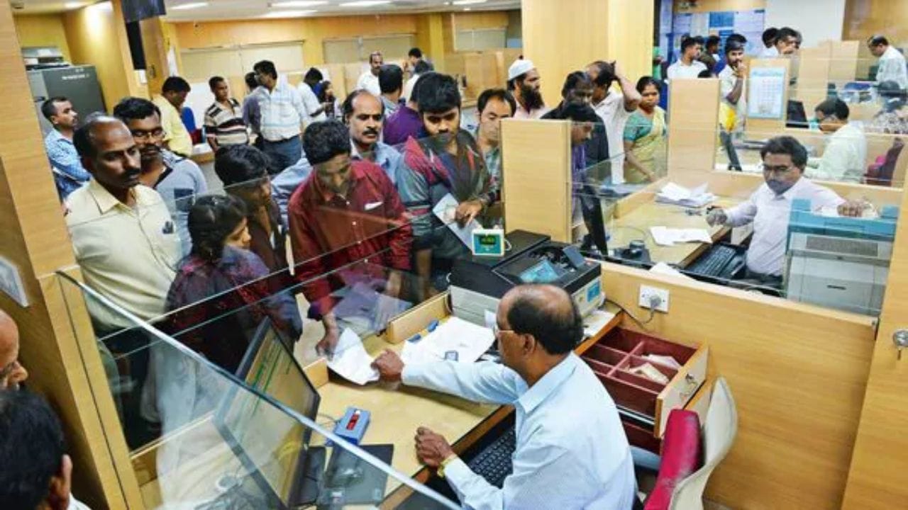 3. प्रोफाईल, पर्सनल डिटेल्स किंवा कॉन्टॅक्ट डिटेल्स हा पर्याय शोधा.  4. त्यामध्ये मोबाईल नंबर अपडेट करण्याचा पर्यय उपलब्ध असल्यास तो निवडा. 
