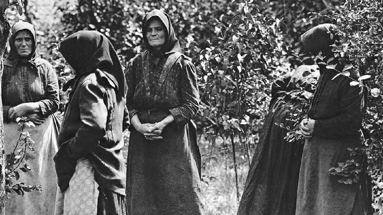 नाश्ता करता करताच मरू लागले नवरे... बायकांनीच एकामागून एक 300 नवऱ्यांना... काय होतं त्या गावचं गूढ? नाश्ता करता करताच मरू लागले नवरे... बायकांनीच एकामागून एक 300 नवऱ्यांना... काय होतं त्या गावचं गूढ?
