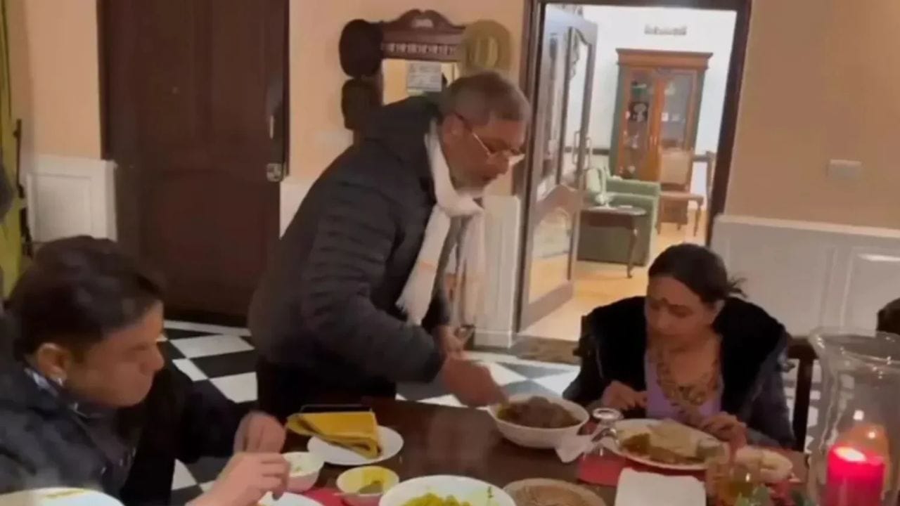 स्वत:हाताने बनून पदार्थ नाना पाटेकर सर्वांना खाऊ घालत. यावरच आता नाना पाटेकर यांचा मुलगा मल्हार याने मोठा खुलासा केला आणि त्यावर भाष्य केले.नाना सकाळी लवकर उठून व्यायाम करायचे. ते कधीच थकत नव्हते.