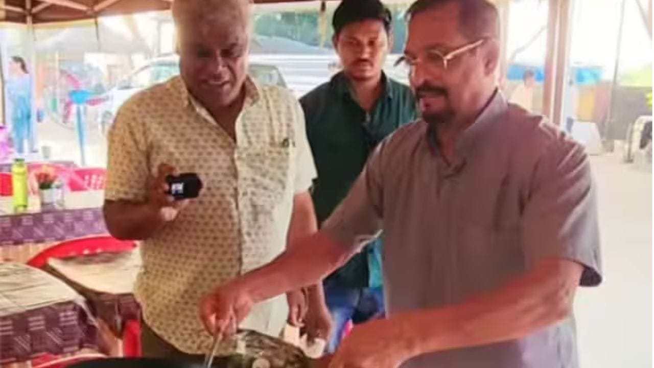 हेच नाही तर नाना पाटेकर शूटिंगला आपले भांडे आणि मसालेसोबतच घेऊन जायचे. भांडे आणि मसाले त्यांच्यासोबत असायचे म्हणजे असायचेच. हेच नाही तर ते असे हॉटेल बघत जिथे त्यांना जेवण तयार करता येईल.