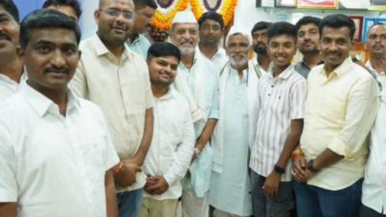 मराठवाडा आणि विदर्भातील शेतकऱ्यांसाठी पाऊस म्हणजेच शेतीचा आधार. पावसाने साथ सोडली की दुष्काळ, नापिकी, आर्थिक अडचणी आणि कर्जाचा वाढता बोजा अशा संकटांची मालिका सुरू होते. या कठीण परिस्थितीत अनेक कुटुंबांवर मोठं संकट कोसळतं. अशा कुटुंबांना पुन्हा उभं करण्यासाठी अभिनेते नाना पाटेकर आणि मकरंद अनासपुरे यांनी पुढाकार घेतला आणि ‘नाम फाऊंडेशन’ची स्थापना केली.