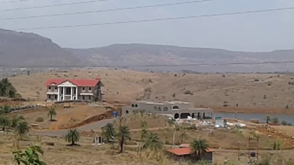 नाना पाटेकर यांच्या व्यक्तिमत्त्वाची ओळख केवळ त्यांच्या दमदार अभिनयापुरती मर्यादित नव्हती. प्रसिद्धी आणि झगमगाटापासून दूर राहत त्यांनी कायम साधेपणाला आणि मातीशी असलेल्या नात्याला महत्त्व दिलं. पुण्यातील सिंहगडाच्या पायथ्याशी असलेलं डोणजे गाव आणि तिथलं त्यांचं ‘नानाची वाडी’ हे फार्महाऊस त्यांच्या आयुष्यातील खास ठिकाण होतं. शेती आणि निसर्गाच्या सान्निध्यात त्यांनी इथे अनेक निवांत क्षण घालवले. आता याच जिव्हाळ्याच्या जागी त्यांच्या पार्थिवावर अंत्यसंस्कार होणार असल्याची माहिती समोर आली आहे.