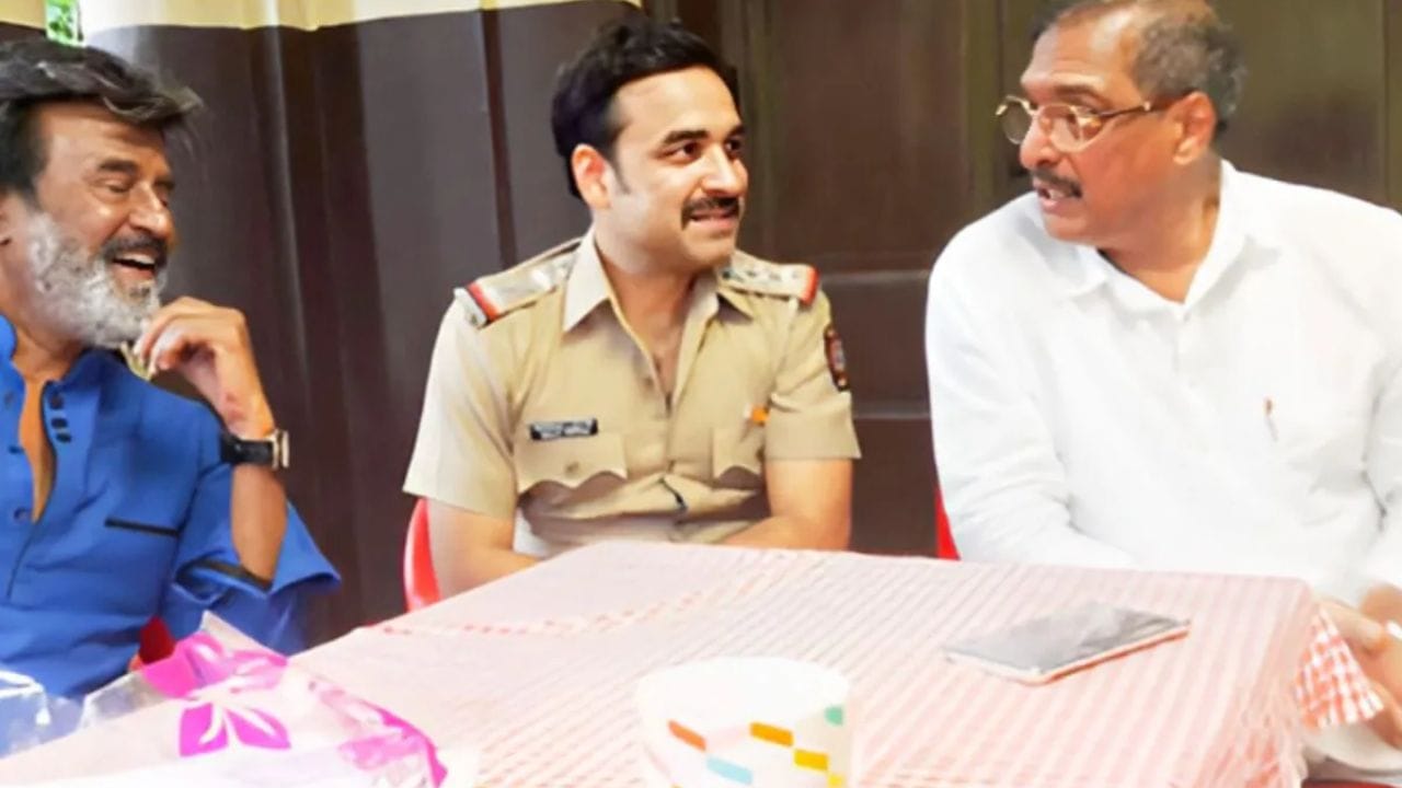 रजनीकांत यांच्या ‘काला’ चित्रपटाच्या शूटिंगदरम्यान नाना पाटेकर आणि पंकज त्रिपाठी यांची भेट झाली होती. पंकज यांनी चित्रपटात तुलनेने छोट्या भूमिकेत काम केल्याचे पाहून नानांनी त्यांच्याशी थेट संवाद साधला. इतक्या मोठ्या कलाकाराने अशा भूमिका स्वीकारण्यामागचं कारण काय, असा सवालही नानांनी त्यांना केला होता.