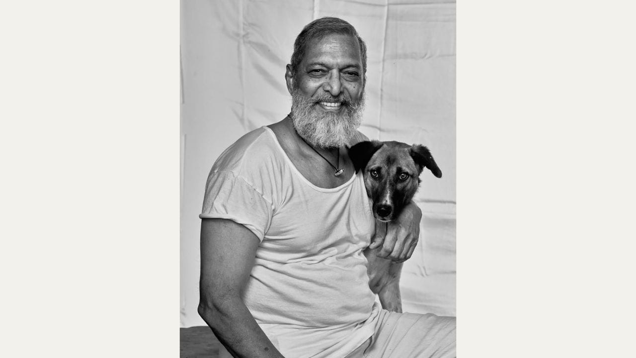 या फोटोंमध्ये नाना पाटेकरांचा साधा आणि रांगडा अंदाज पाहायला मिळतो. झाडाखाली निवांत बसलेले नाना त्यांच्या व्यक्तिमत्त्वातील साधेपणाची झलक देतात.