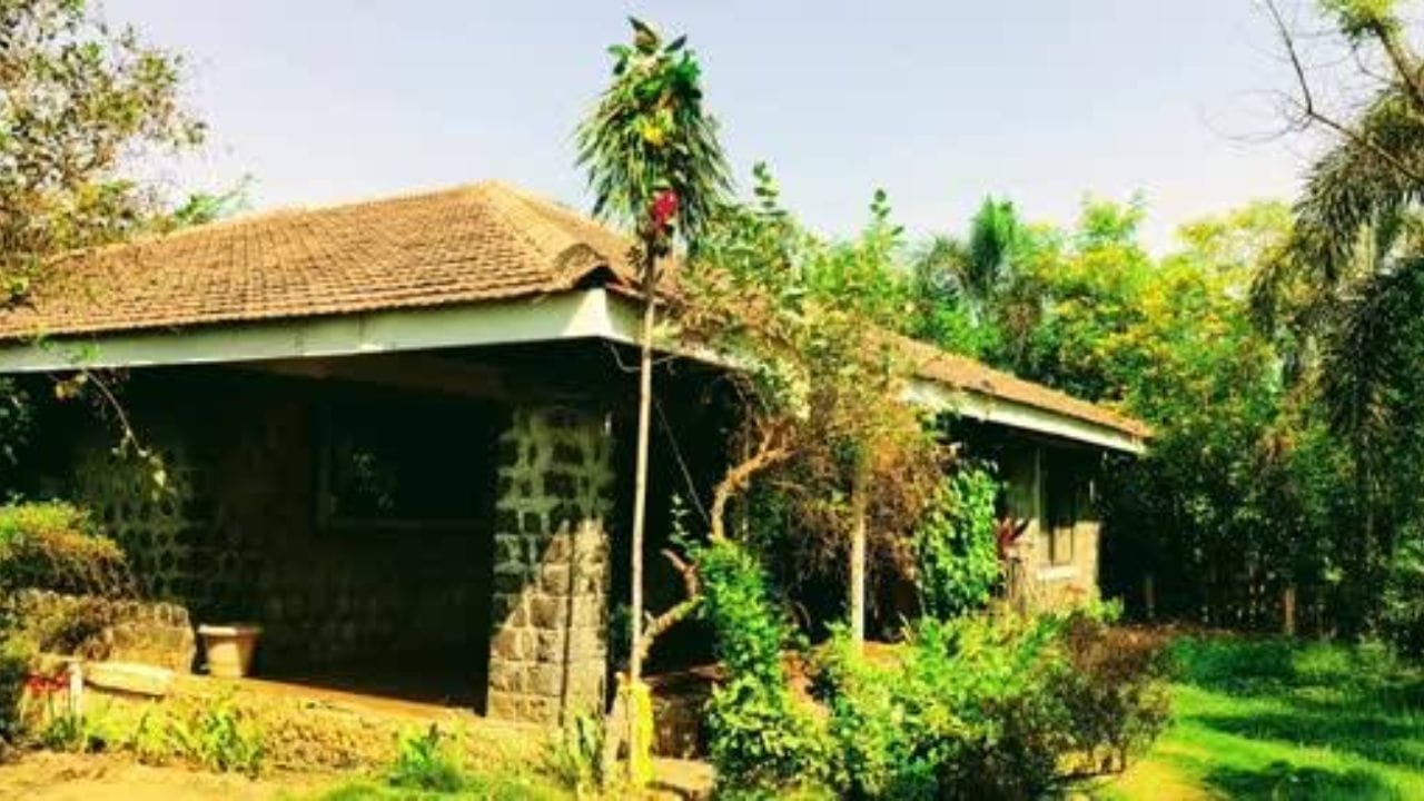पुण्यातील खडकवासला परिसरात नाना पाटेकर यांचं मोठं फार्महाऊस होतं. तब्बल 27 एकर परिसरात पसरलेल्या या ठिकाणी ते शेती करत आणि निसर्गाच्या सान्निध्यात वेळ घालवत.
