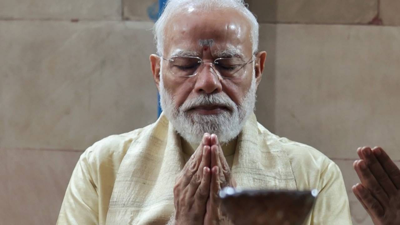 गुजरात राज्यातील वडनगरसारख्या छोट्या शहरातून त्यांचा प्रवास सुरू झाला. 1974 साली गुजरातमधील विद्यार्थी आंदोलनात सहभागी झाले. आणीबाणीविरोधात ते उतरले. त्यांनी भूमिगत आंदोलन केले.