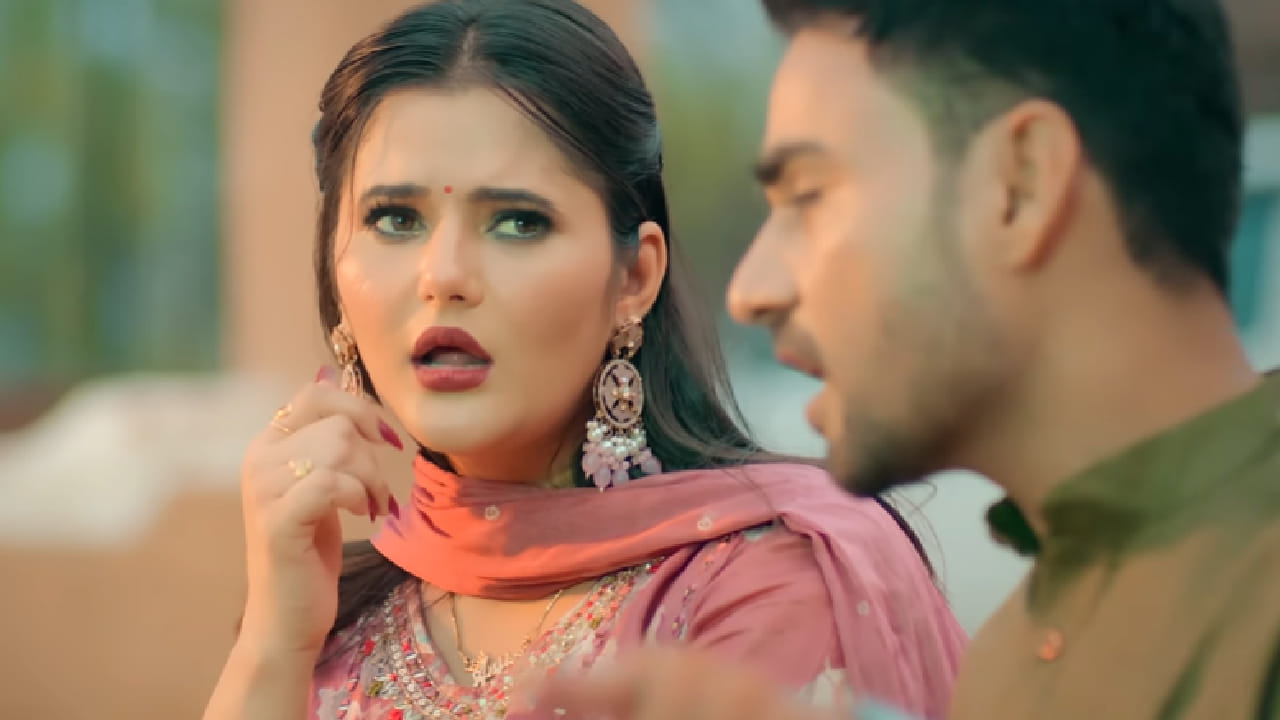 कोणी तिचे कौतुक करते तर कोणी तिच्याकडे लपूनछपून पाहण्याचा प्रयत्न करते. यावरून पत्नीची नाराजी आणि पतीची तिला समजावण्याची पद्धत गाण्यात रंगत आणते.