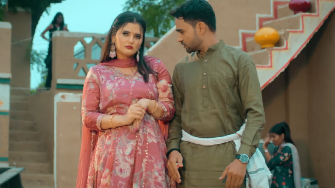 सध्या सोशल मीडियावर ‘नस नस क्यों दुखै’ हे ब्रज भाषेतील गाणे चांगलेच लोकप्रिय होत आहे. गावातील सुंदर बहू, तिचे सौंदर्य पाहून तिला लागणारी लोकांची नजर आणि त्यावरून पती-पत्नीमध्ये होणारी मजेशीर नोकझोक या गाण्यात पाहायला मिळते.