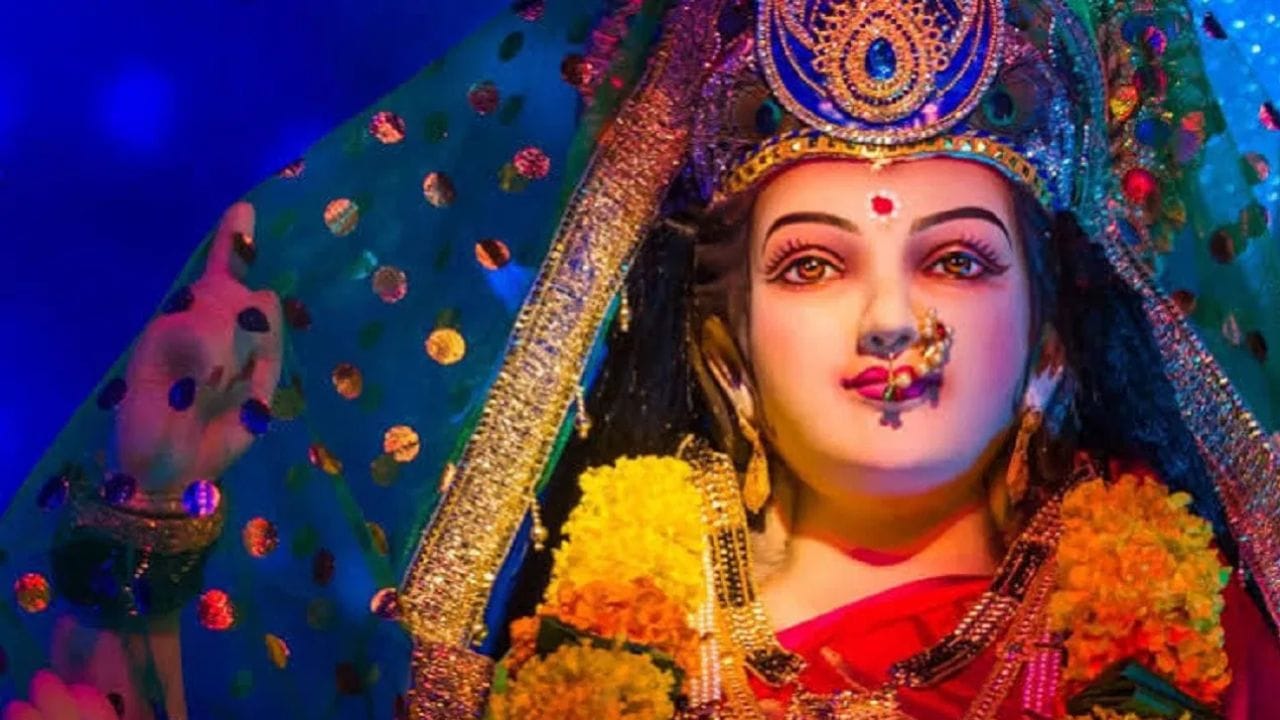Navaratri 2026 : नवरात्रीच्या काळात या वस्तू चुकूनही ठेवू नका रिकाम्या, निर्माण होतो वास्तुदोष Navaratri 2026 : नवरात्रीच्या काळात या वस्तू चुकूनही ठेवू नका रिकाम्या, निर्माण होतो वास्तुदोष