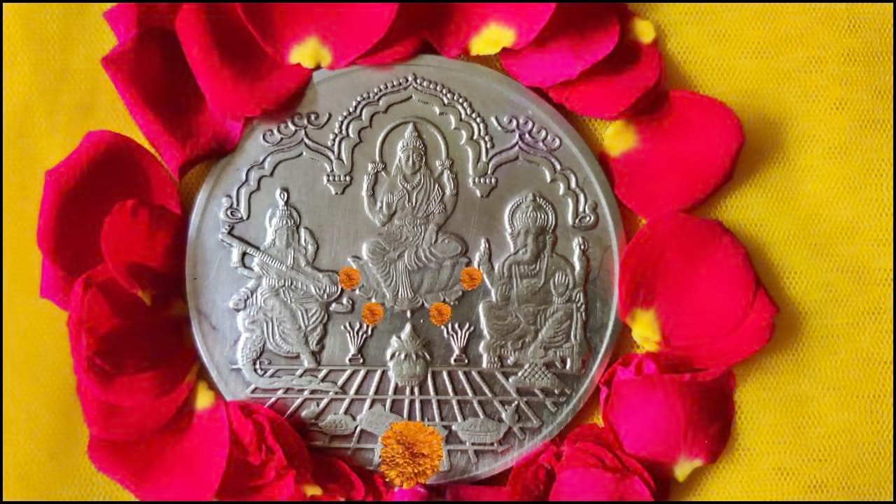 Navratri 2026 : नवरात्रीत या 5 वस्तू घरी आणाच, तिसरी वस्तू तर तुम्हालाही आवडेल Navratri 2026 : नवरात्रीत या 5 वस्तू घरी आणाच, तिसरी वस्तू तर तुम्हालाही आवडेल