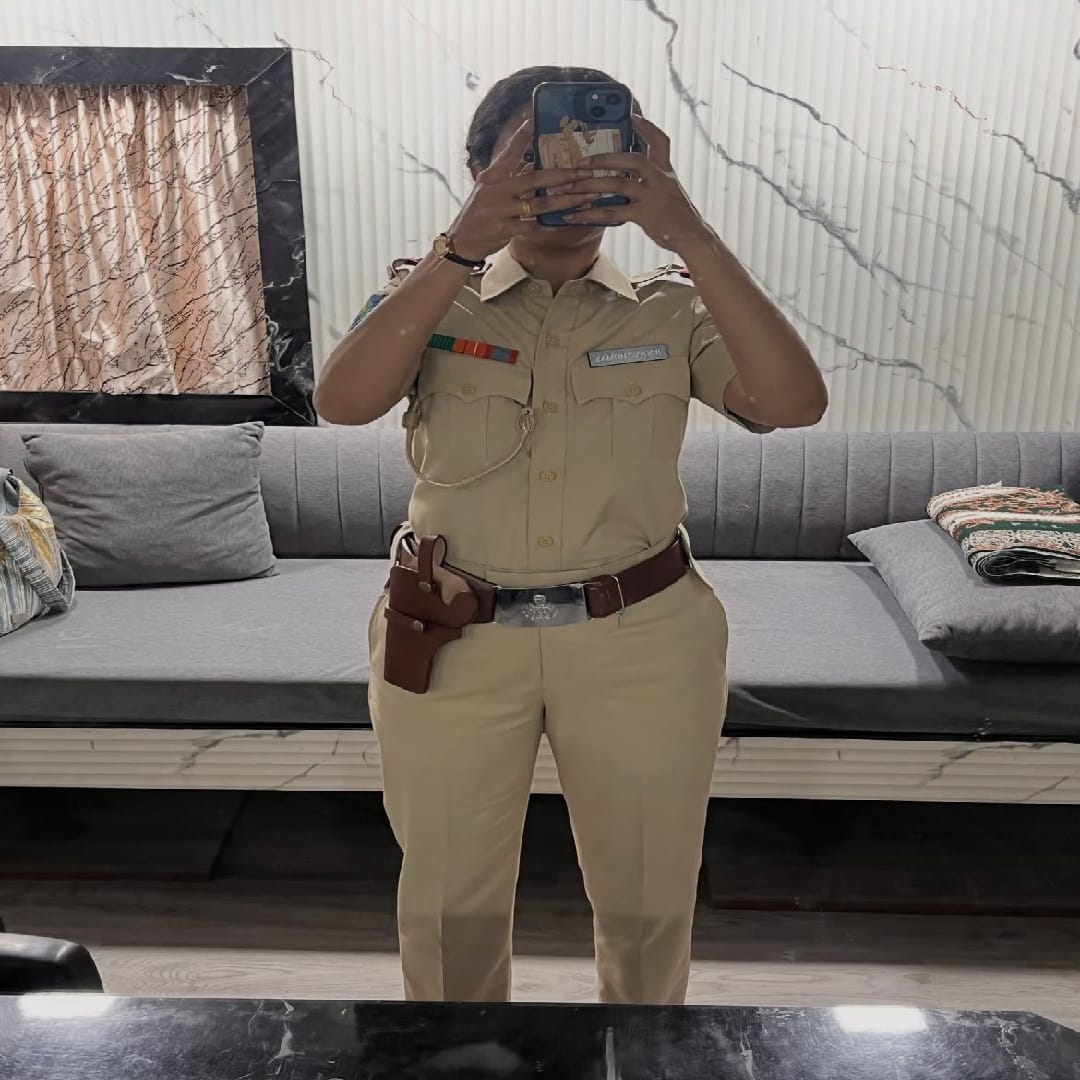 सिनेमात नेहा हिने एका पोलीस अधिकाऱ्याची भूमिका साकारली आहे. जेनी थॉमस असं तिच्या भूमिकेचं नाव आहे. नेहा हिने पोलिसांच्या गणवेशात फोटो पोस्ट केला आहे. शिवाय लक्षवेधी असं कॅप्शन देखील लिहिलं आहे.