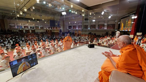 प्राचीन भारतीय ज्ञानाला जागतिक व्यासपीठ! लंडनमध्ये संस्कृत शिक्षणासाठी नवे केंद्र सुरू; महंत स्वामी महाराजांच्या हस्ते पाठशाळेचे उद्घाटन