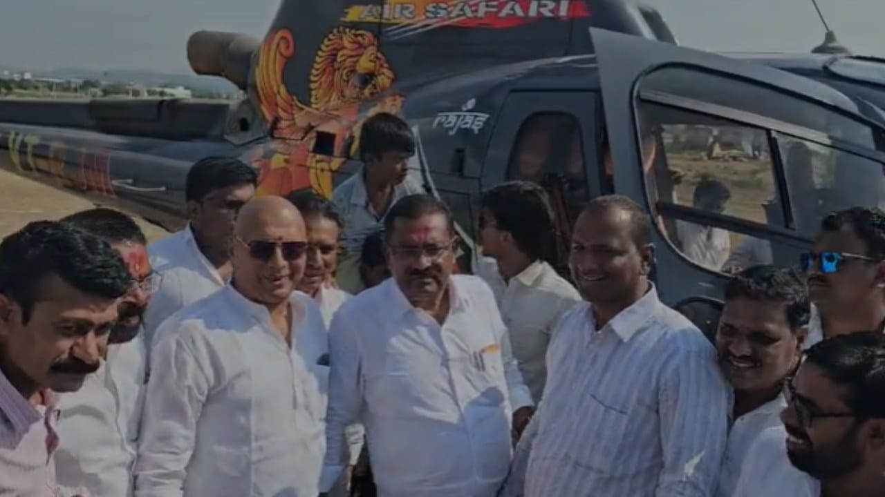 एकीकडे राज्यात दुष्काळाची धग, दुसरीकडे सुरेश धस यांची ‘हेलीकॉप्टर राईड’, मेळावा संपवून पुन्हा मुंबई; ‘धावपळीची’ चर्चा! एकीकडे राज्यात दुष्काळाची धग, दुसरीकडे सुरेश धस यांची ‘हेलीकॉप्टर राईड’, मेळावा संपवून पुन्हा मुंबई; ‘धावपळीची’ चर्चा!