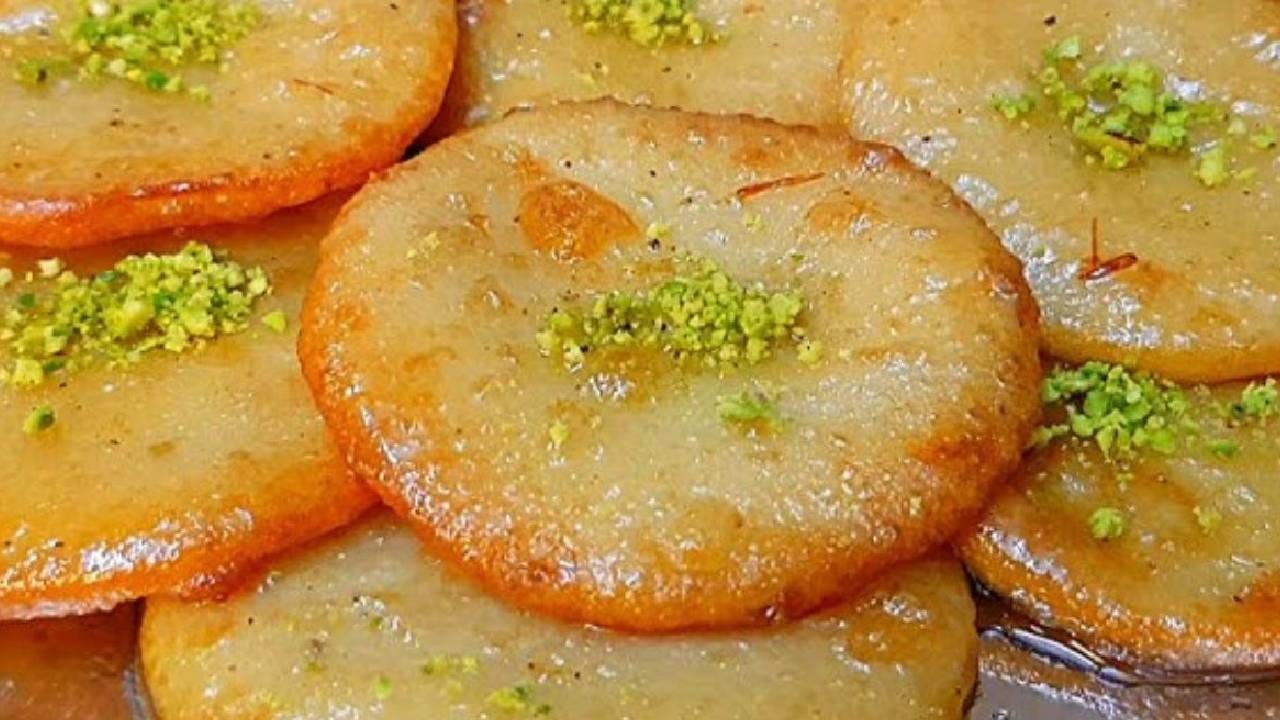 चौथा दिवस (माता कुष्मांडा): मालपुआ - बुद्धी, ज्ञान आणि सकारात्मक ऊर्जा मिळते.