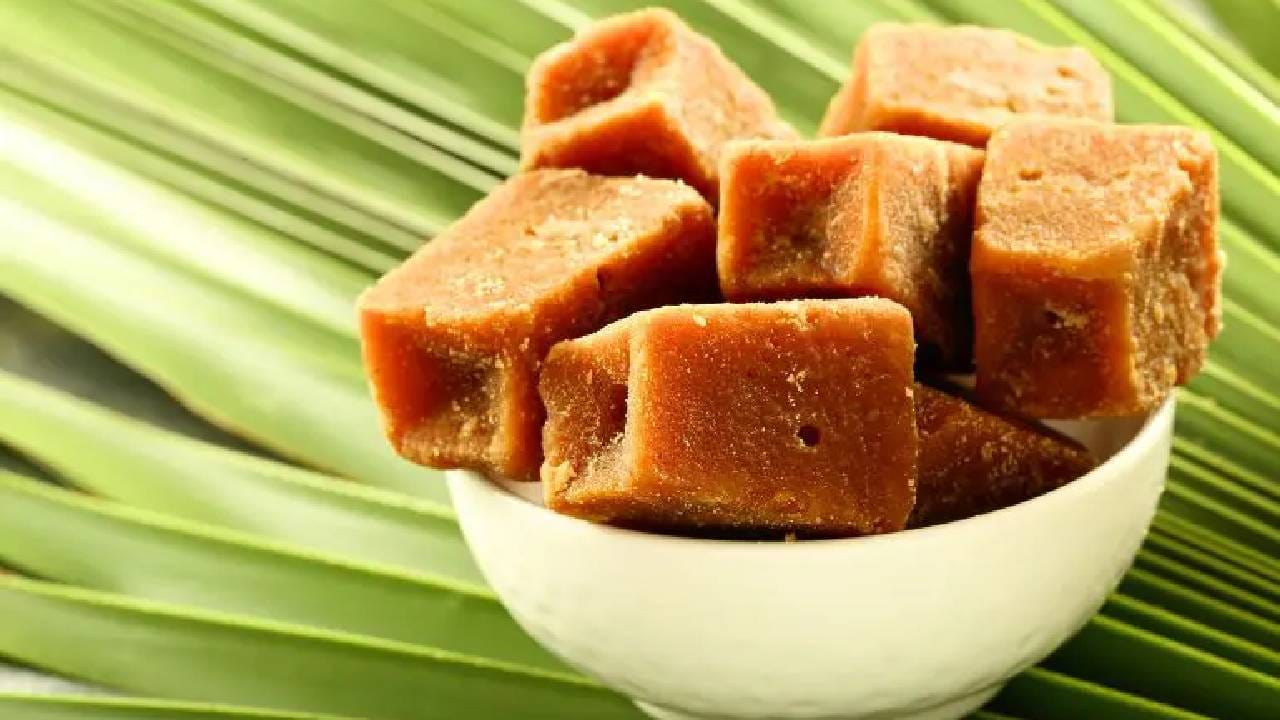 सातवा दिवस (माता कालरात्री): गूळ किंवा गुळाचे पदार्थ - सर्व प्रकारच्या भीतीपासून मुक्ती मिळते. 