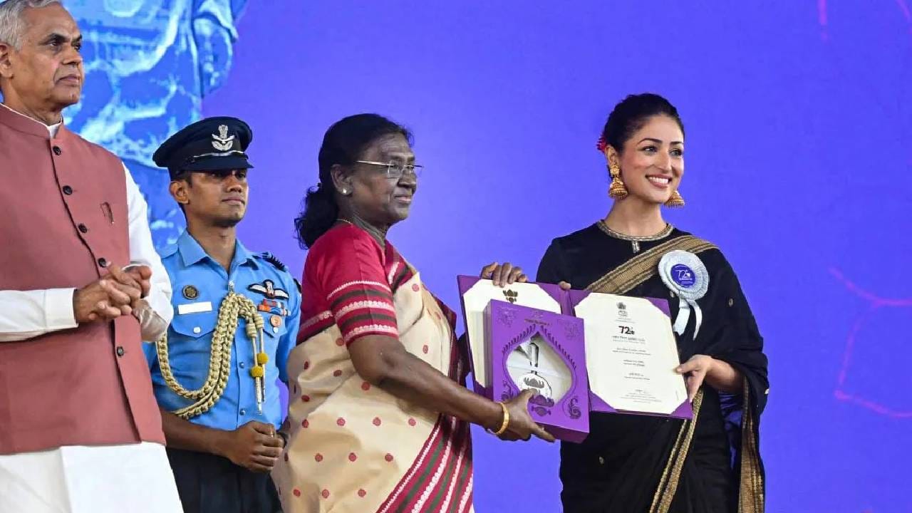 ‘माझे पाय जमिनीवरच आहेत आणि ते जमिनीवरच राहतील, तितके चांगले’, अशी भावना यामीने व्यक्त केली. छोट्या शहरातून येऊन इथपर्यंत पोहोचणे ही मोठी गोष्ट असल्याचे सांगत, अजून बराच मोठा प्रवास बाकी असल्याचेही तिने नमूद केले. पुढेही स्वतःला कलाकार म्हणून आव्हान देणाऱ्या आणि प्रेक्षकांनाही आवडतील अशा ओरिजिनल कथा व भूमिका करण्याची इच्छा यामीने व्यक्त केली आहे.
