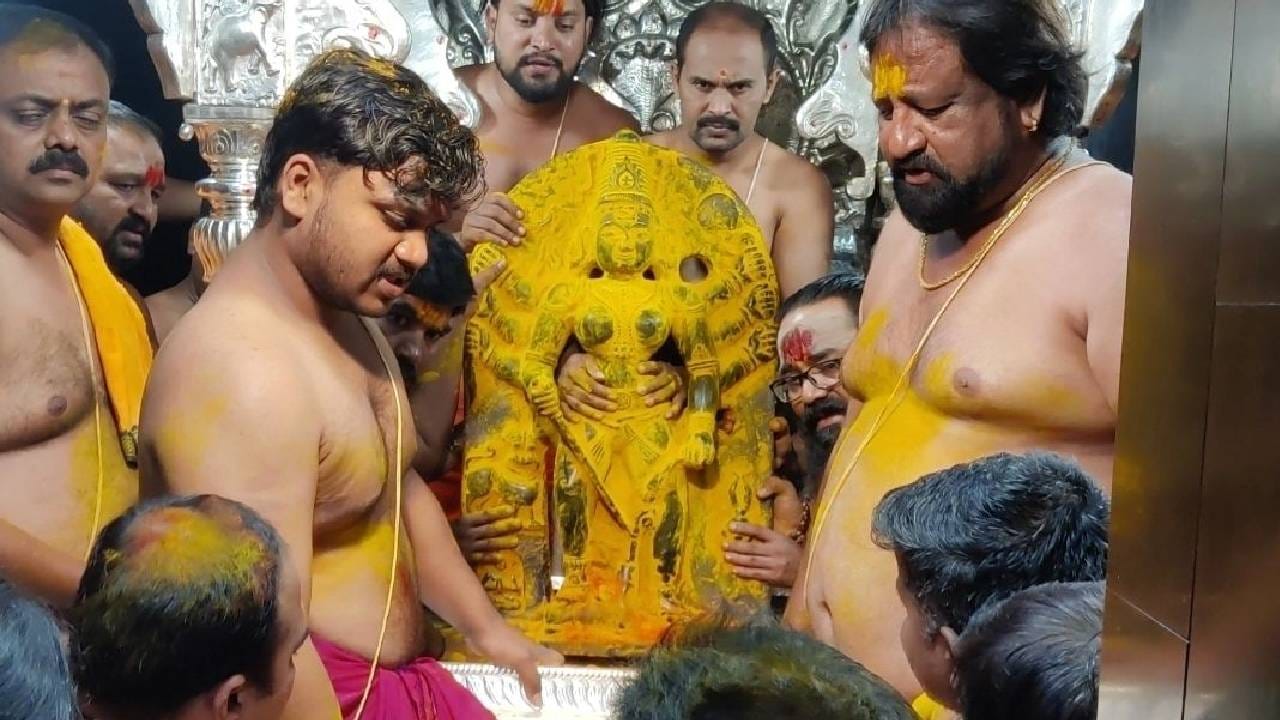 हा काळ पूर्ण झाल्यावर म्हणजे, ११ ऑक्टोबर रोजी पहाटे देवीची सिहांसनावर पुन्हा स्थापना होते, आणि दुपारी घटस्थापना होऊन शारदीय नवरात्र उत्सवाला सुरवात होते.