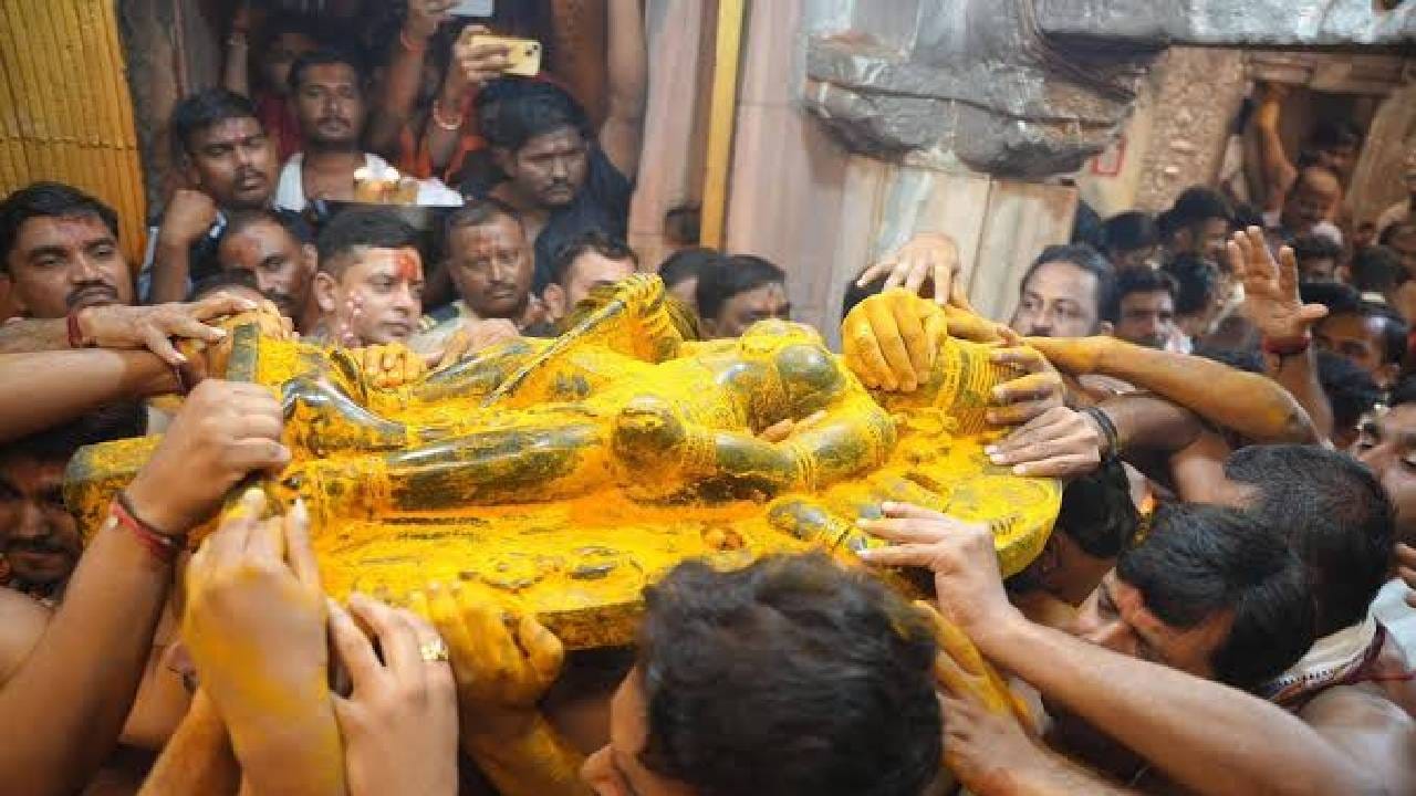 आई तुळजा भवानी वर्षातून एकूण २१ दिवस मंचकी निद्रा घेतात, शारदीय नवरात्रीच्या आधी आठ दिवस, नंतर पाच दिवस आणि शाकंभरी नवरात्रीपूर्वी आठ दिवस. मंचकी निद्रेपूर्वी निद्राकक्ष स्वछ करून भाविकांच्या सहभागातून नवीन गादी तयार केली जाते, त्यांनतर अभिषेक, पूजा व आरती झाल्यावर आईंची मूर्ती विधिपूर्वक निद्रा कक्षात नेण्यात येते.