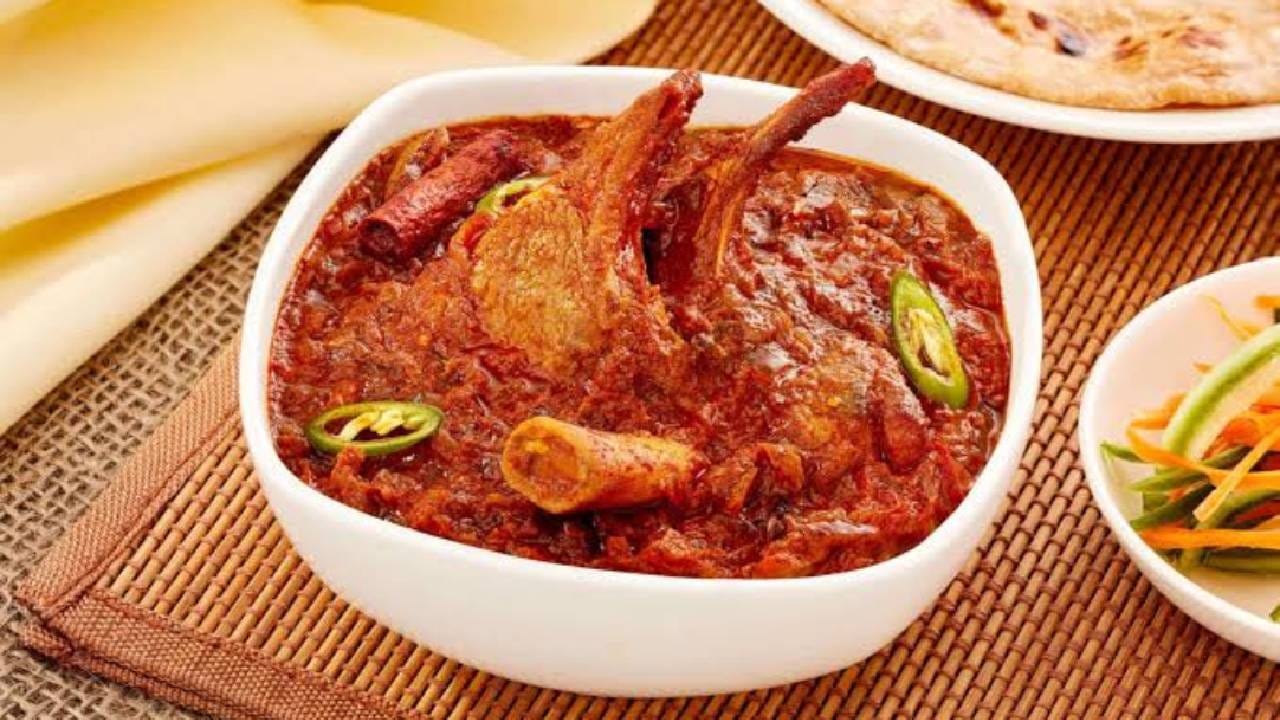कच्च्या पपईची पेस्ट: तुम्ही आणलेले मटण जर काळसर असेल आणि ते काही मिनिटांत शिजावे असे तुम्हाला वाटत असेल, तर प्रति किलो मटणासाठी तीन मोठे चमचे कच्च्या पपईची पेस्ट घालून त्यात ते किमान अर्धा तास भिजत ठेवावे. याचे कारण असे की, त्यात असलेले 'पेपेन' नावाचे एन्झाइम लाल मांस खूप मऊ करण्यास मदत करते.