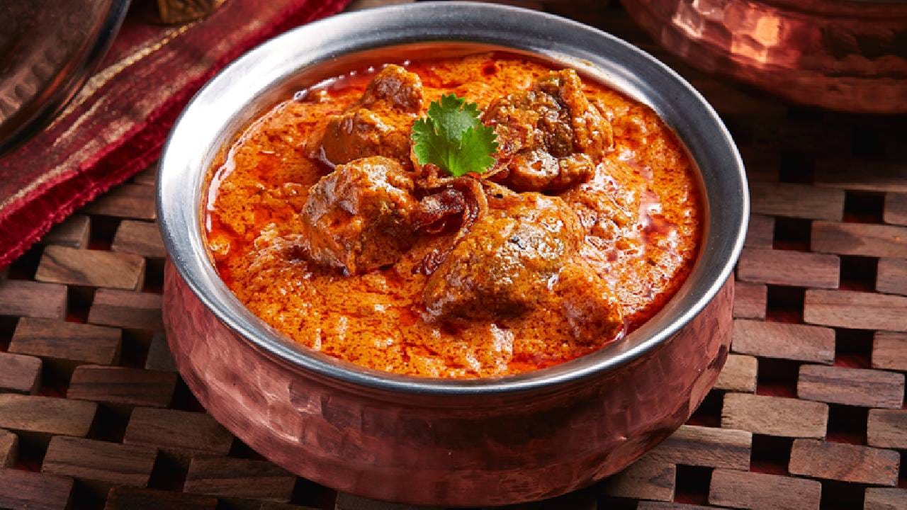दही आणि लिंबाचा रस: मटण शिजवताना, शिजवण्याच्या किमान १ ते २ तास आधी दह्यामध्ये थोडा लिंबाचा रस घालून ते चांगले मॅरीनेट करा. असे केल्याने, त्यातील आम्लधर्मी गुणधर्मांमुळे मांस मऊ आणि लुसलुशीत होईल.