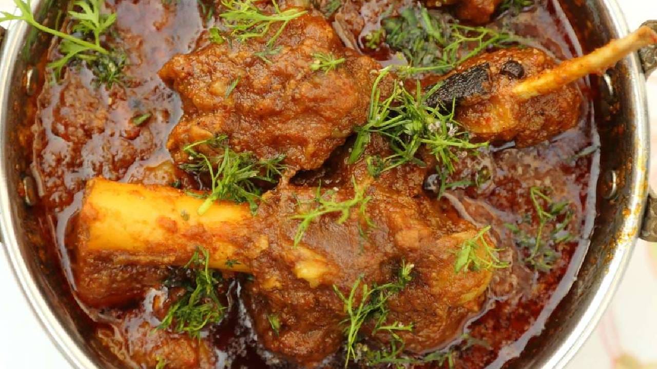 आल्याची पेस्ट: आपण मांसाच्या करीमध्ये आल्याची पेस्ट घातल्यास, त्यातील एन्झाइम्समुळे मांस लवकर मऊ होते. म्हणूनच आजही बरेच लोक तिचा वापर करतात. तुम्ही या टिप्स फॉलो केल्यास, कोणतेही गडद रंगाचे मांस काही मिनिटांत शिजेल.