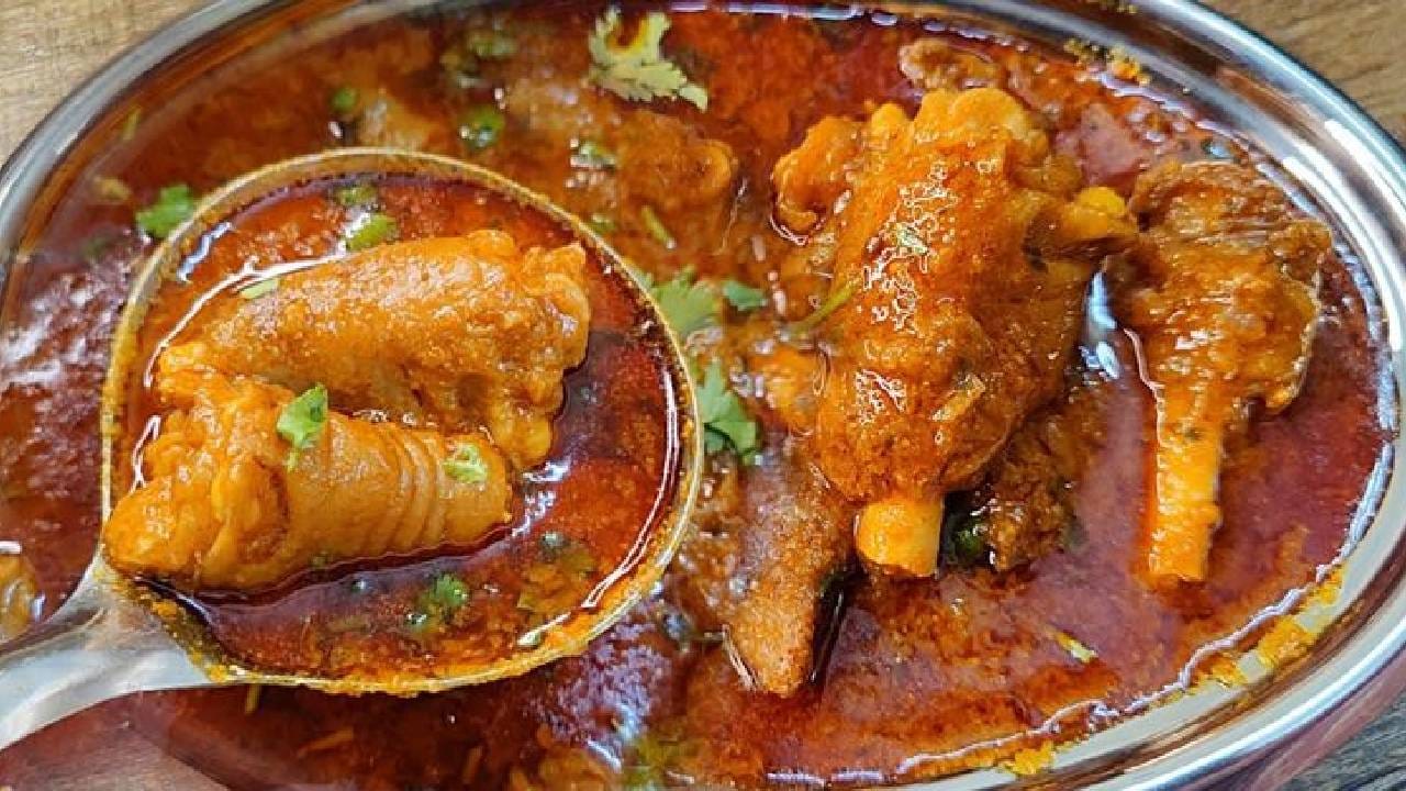 मीठ घालताना काळजी घ्या: मटणाचे तुकडे गॅसवर ठेवल्याबरोबर त्यात मीठ घालू नका. ते अर्धवट शिजल्यावरच मीठ घालावे. तरच तुकडे थोडे कडक होतील. नाहीतर ते तसेच राहतील. म्हणून मीठ घालताना काळजी घ्या.