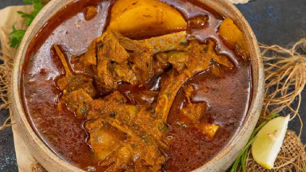 रविवार आला की मांसाहार प्रेमींसाठी तो एक सणच असतो. त्या दिवशी चिकन, मटण खाणारे लोक मटण आणून खातात. चिकन खूप सहजपणे शिजवता येते. मात्र, मटण शिजवणे थोडे अवघड असते. कारण, ते पटकन शिजत नाही. त्याला शिजायला थोडा वेळ लागतो. जर तुम्हाला मटण मऊ शिजवायचे असेल, तर पुढे दिलेल्या आयडिया नक्की ट्राय करा.