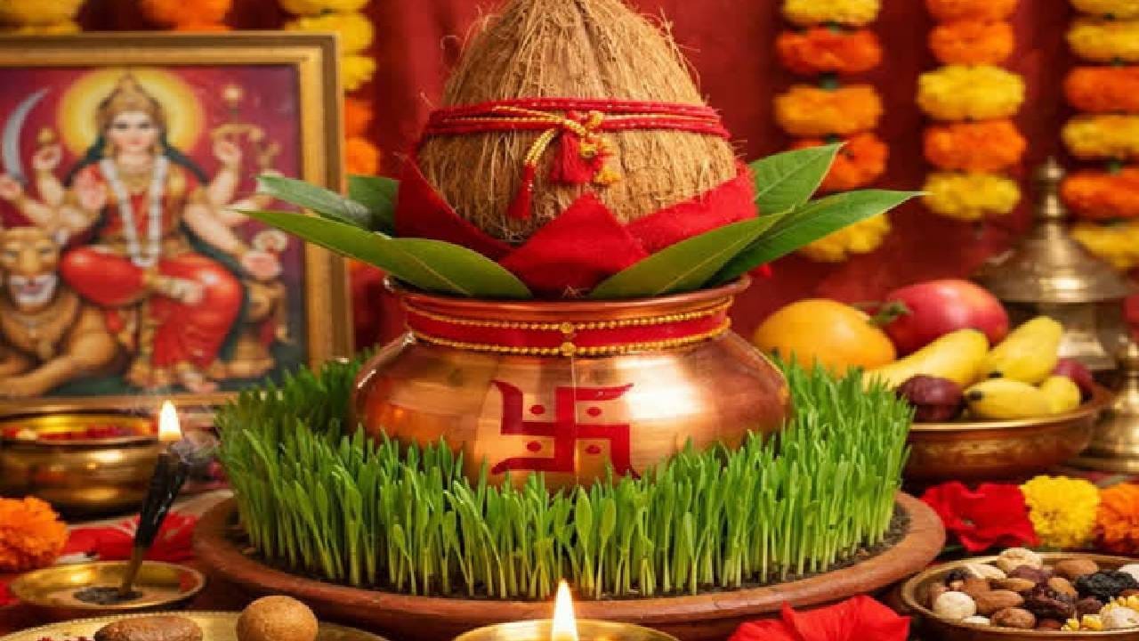 घट म्हणजे लघु-ब्रह्मांड: घटाची रचना विश्वाच्या उत्पत्तीचे प्रतीक आहे. कलशाच्या मुखात भगवान विष्णू, कंठात रुद्र आणि मूळ भागात ब्रह्मदेवाचा वास असतो, तर मध्यभागी सर्व मातृका (देवी शक्ती) वास करतात असे मानले जाते.