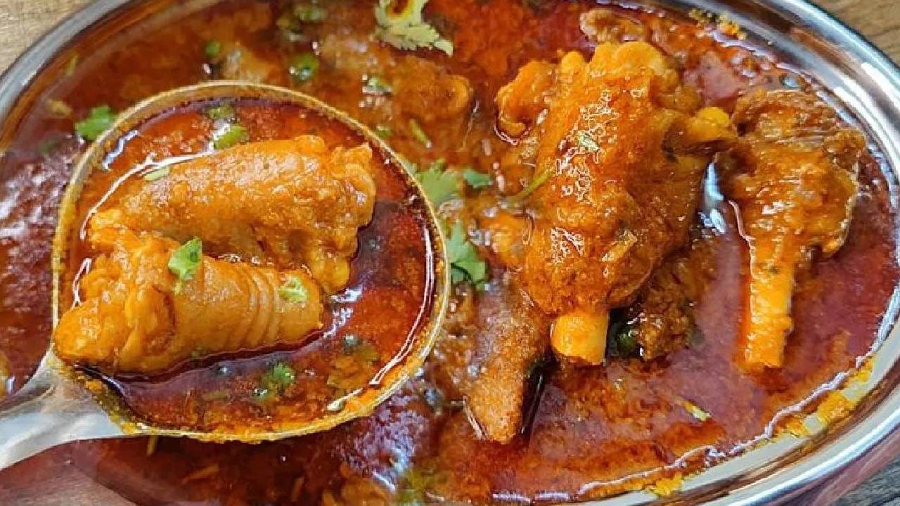 नेहमी गरम पाण्याचा वापर करा: मटण शिजवताना किंवा ग्रेव्हीसाठी पाणी वाढवताना नेहमी उकळते गरम पाणी वापरावे. थंड पाणी टाकल्याने मटण शिजण्याची प्रक्रिया (Cooking process) मंदावते आणि मटण चामट (Chewy) होऊ शकते.